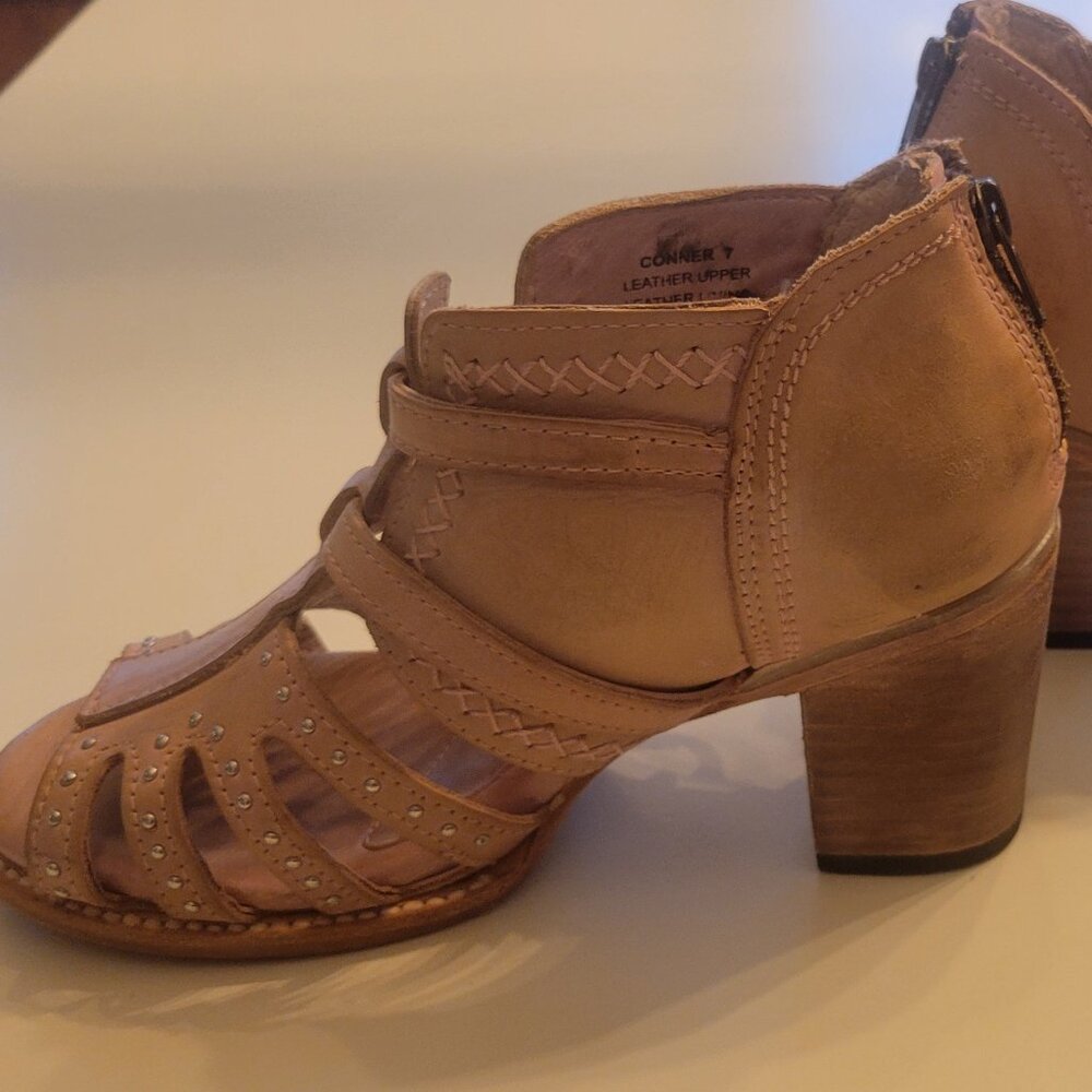 FREEBIRD Conner sandals - size 7